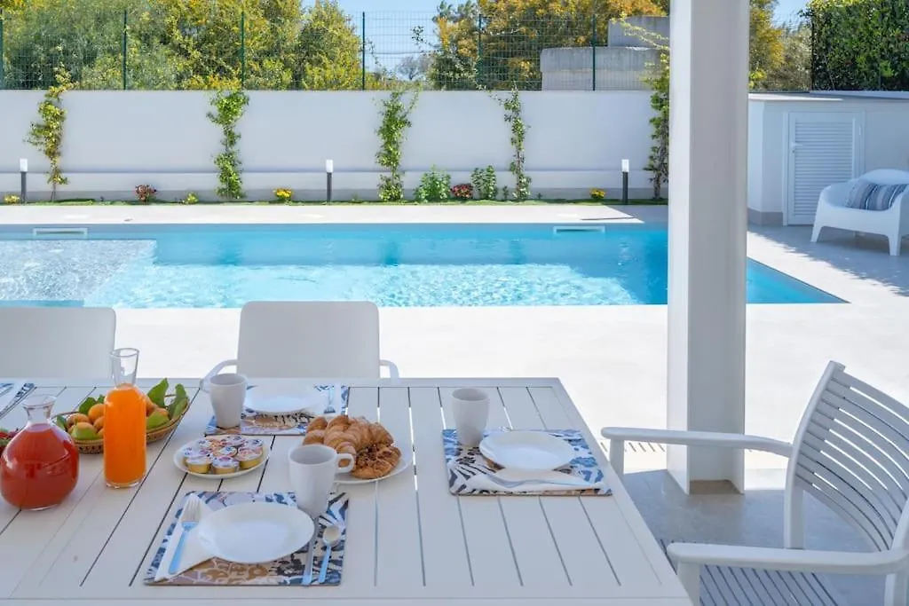 Villatale With Private Swimming Pool. Within Walking Distance Of The Beach. Поццалло Италия