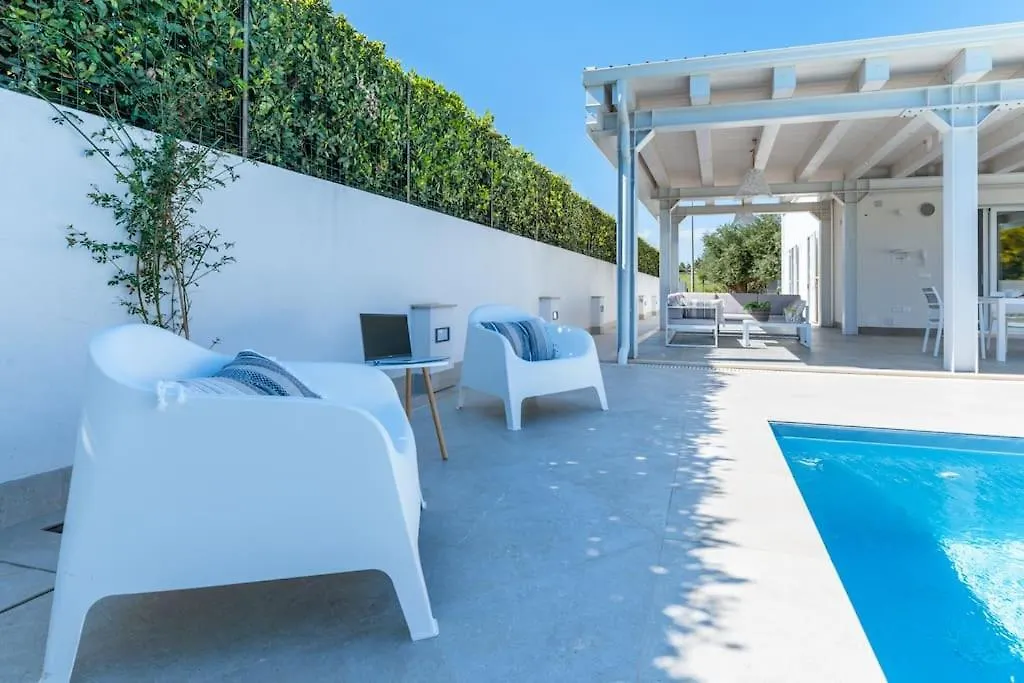 Villatale With Private Swimming Pool. Within Walking Distance Of The Beach. Поццалло Вилла