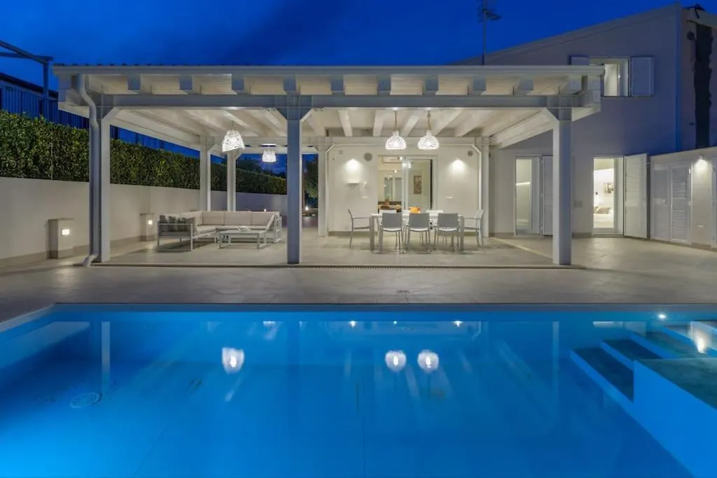 Villatale With Private Swimming Pool. Within Walking Distance Of The Beach. Поццалло