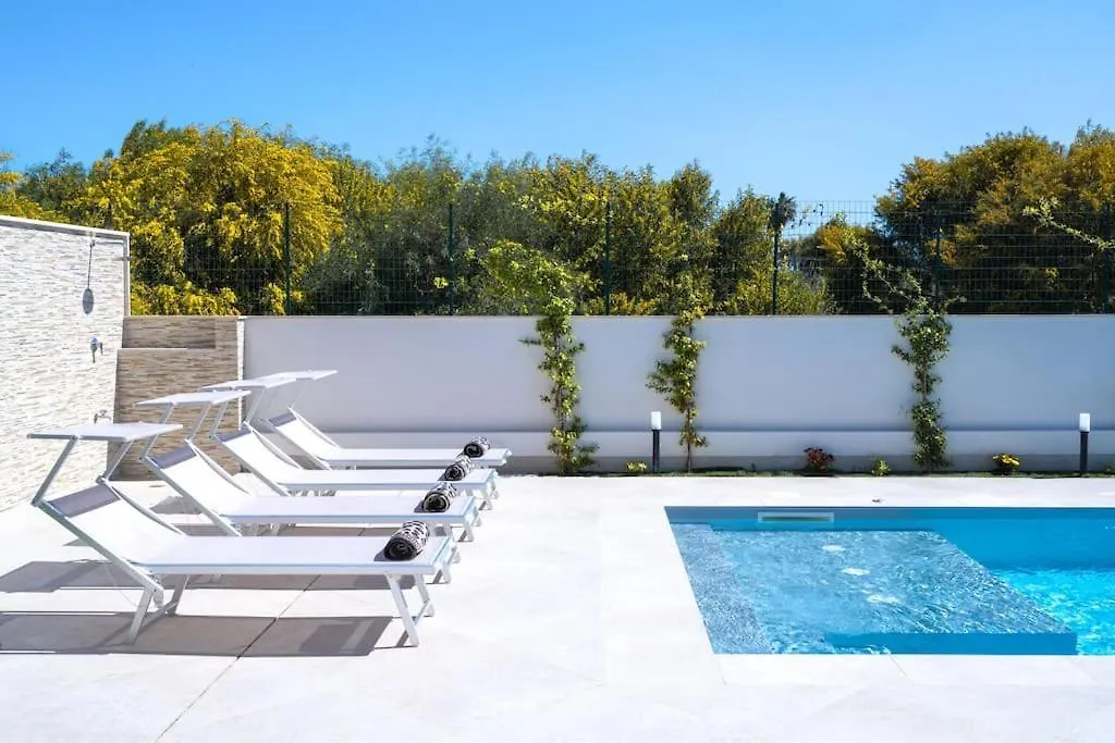 Вилла Villatale With Private Swimming Pool. Within Walking Distance Of The Beach. Поццалло