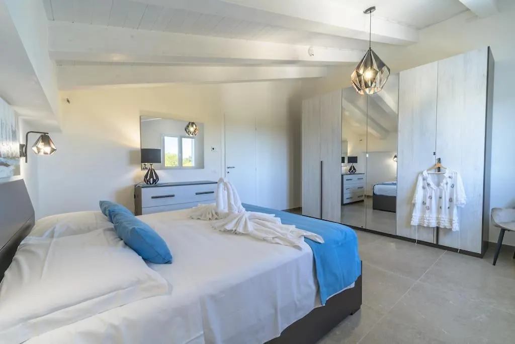 Villatale With Private Swimming Pool. Within Walking Distance Of The Beach. Поццалло Вилла