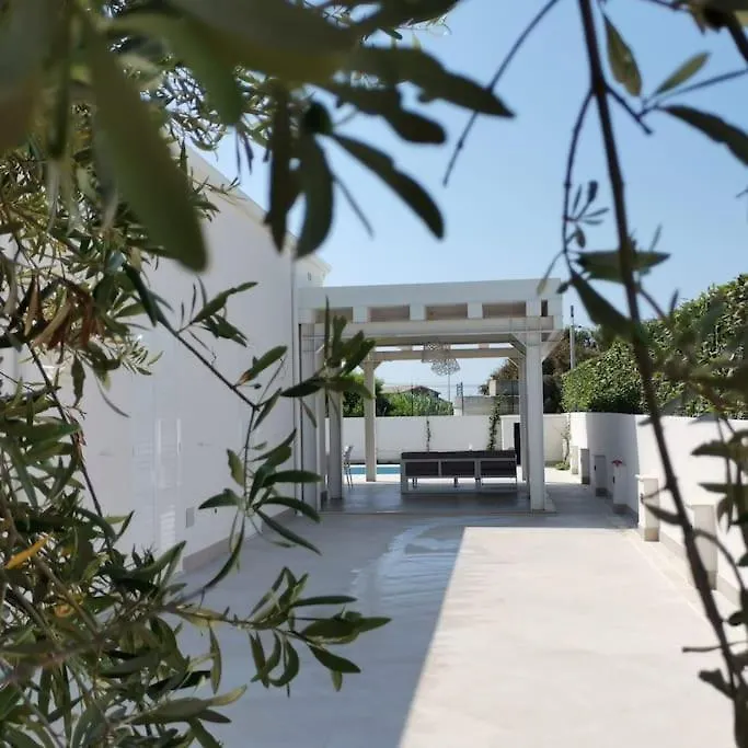Villatale With Private Swimming Pool. Within Walking Distance Of The Beach. Поццалло