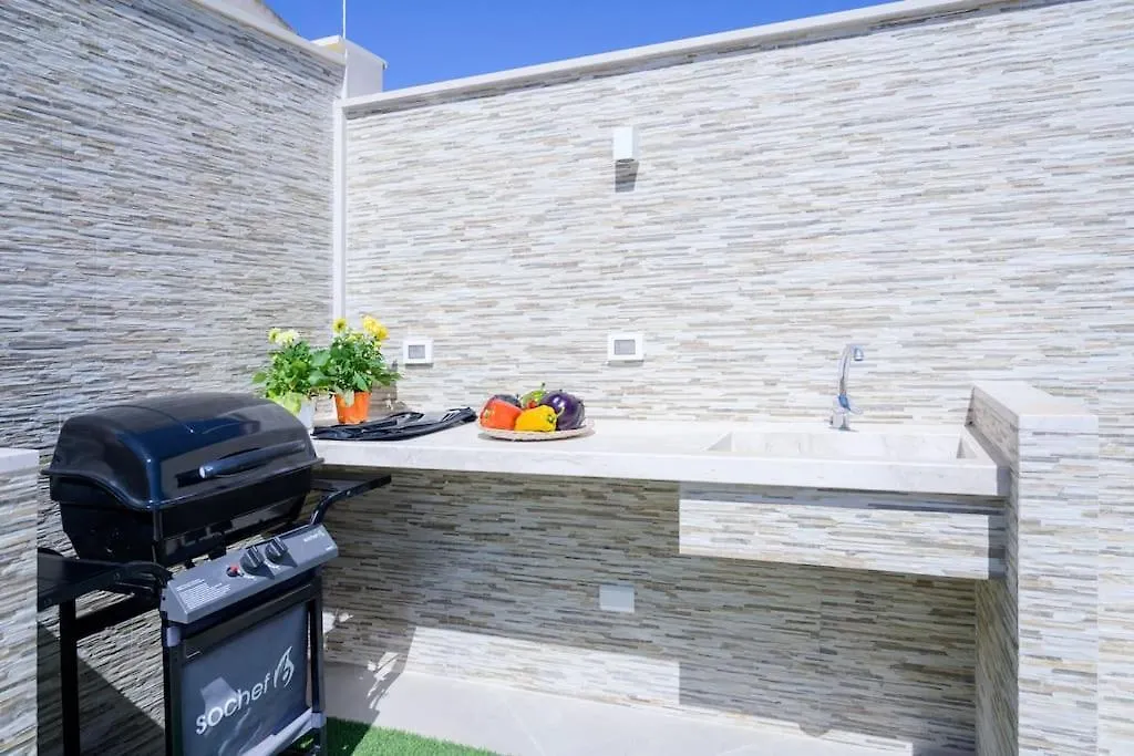 Villatale With Private Swimming Pool. Within Walking Distance Of The Beach. Поццалло 0*,  Италия