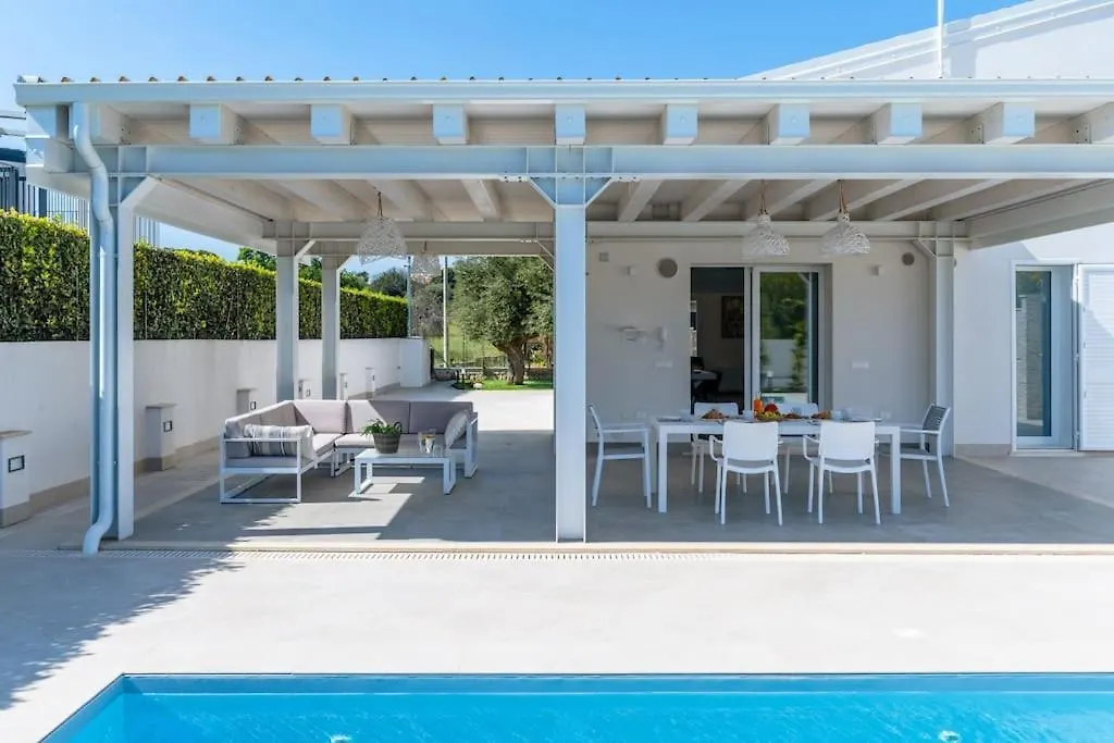 Вилла Villatale With Private Swimming Pool. Within Walking Distance Of The Beach. Поццалло Италия