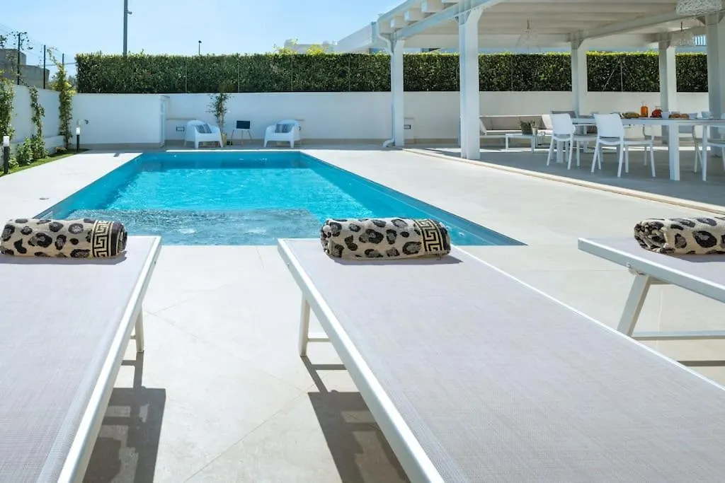 Villatale With Private Swimming Pool. Within Walking Distance Of The Beach. Поццалло