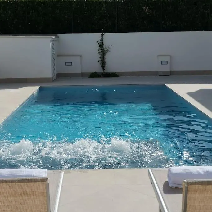 Вилла Villatale With Private Swimming Pool. Within Walking Distance Of The Beach. Поццалло Италия